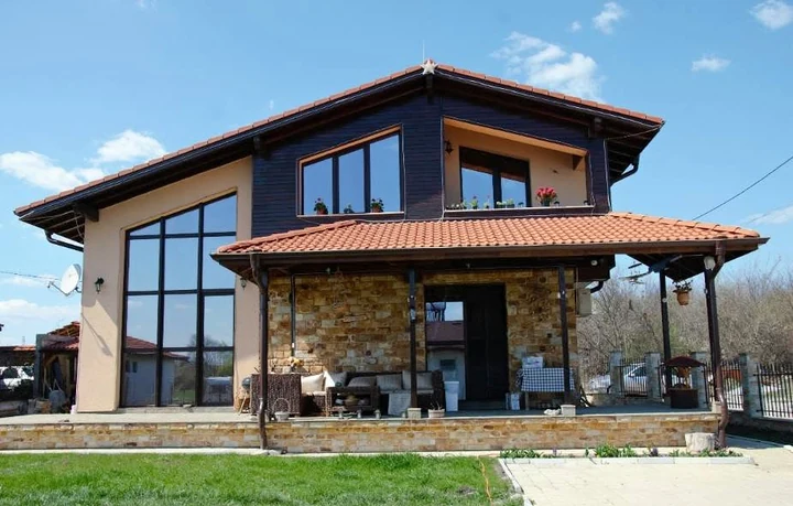 Detached house with panoramic facade glazing