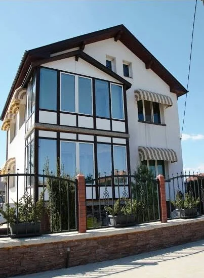Corner facade glazing in a house