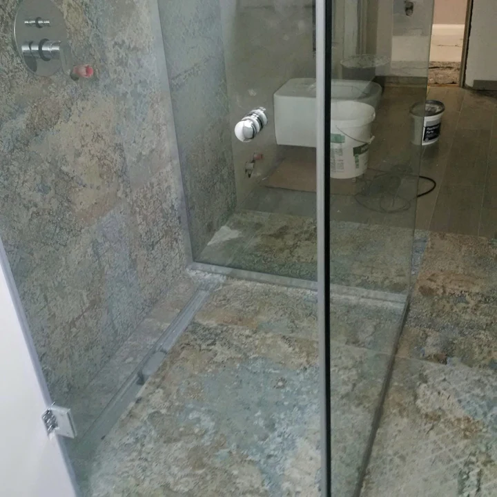 Glass shower door — detail