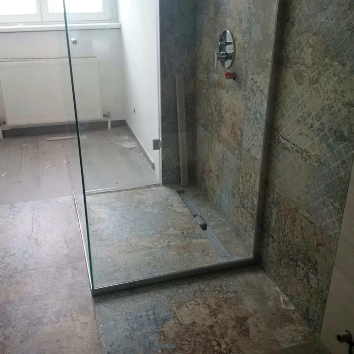 Glass bathroom partition with decorative wall finishes